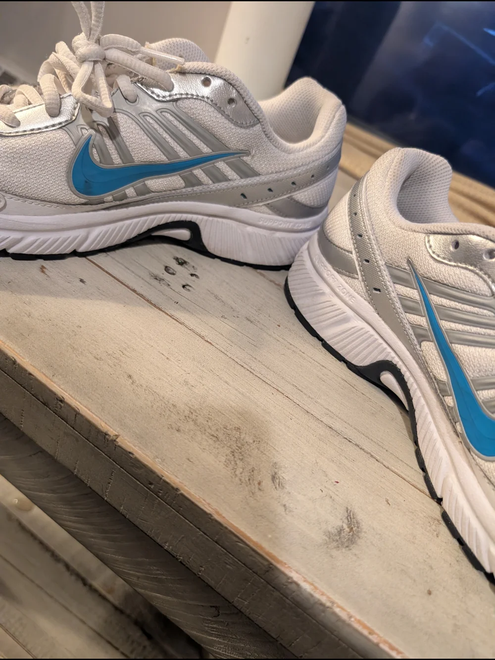 Nike Men's White Silver & Light Blue Athletic Running Shoes